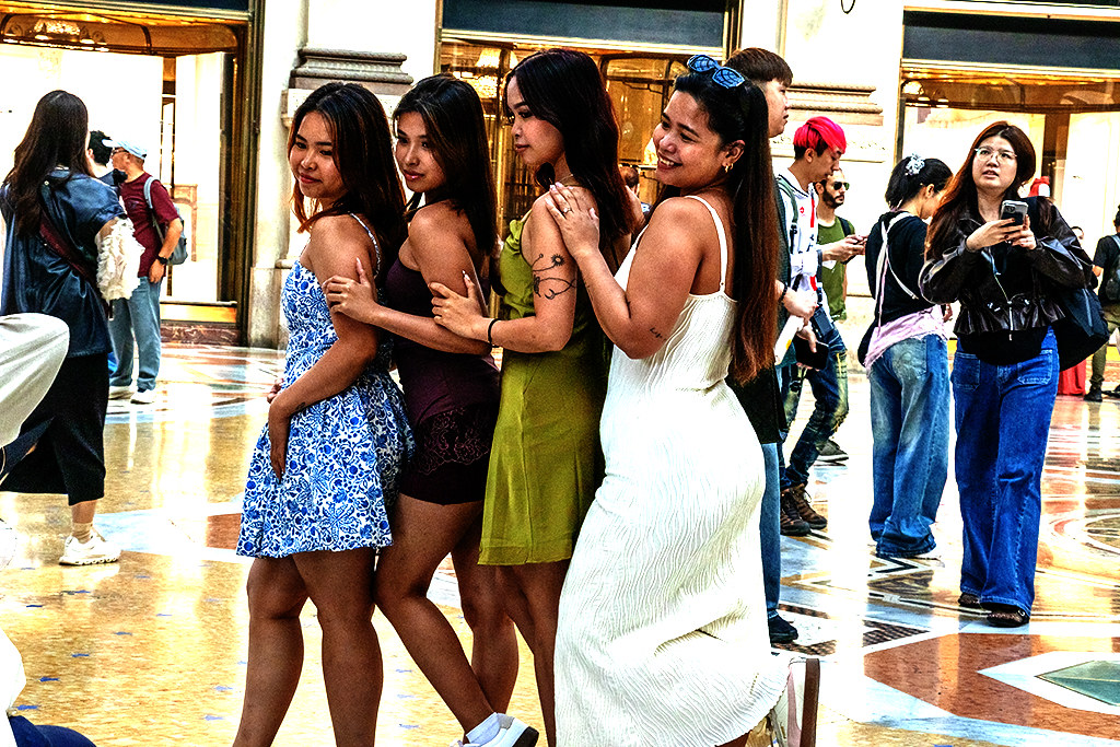 Filipinas posing inside Galleria Vittorio Emanuele II on 9-12-26--Milan copy
