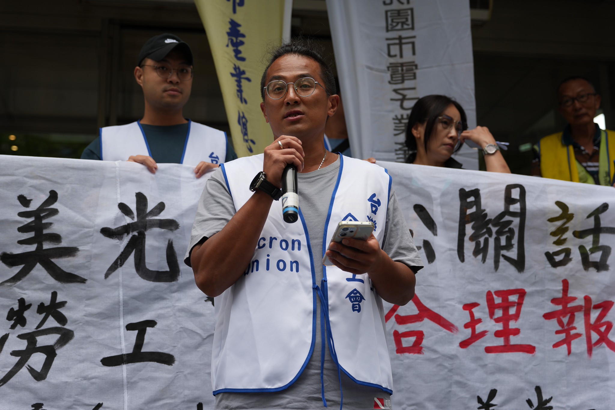 美光工會理事長林哲瑞表示,若 9 月 18 日與 21 日的調解仍未提出具體分潤方案,工會將朝罷工投票前進。(攝影:王顥中)