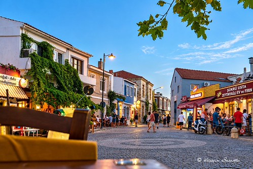 Çınarlı çarşı caddesi meydanı