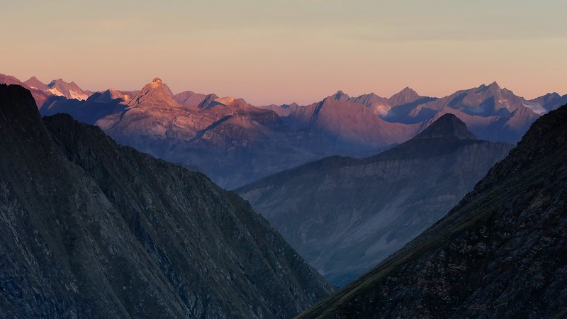 20260913-002W1 | Morgens an der Hochfeilerhütte (2710 m), Blick zur Stubaier Wildspitze (3341 m), zum Pflerscher Tribulaun (3097 m) und zum Schrankogel (3497 m). Zillertaler Alpen, 13.09.2026