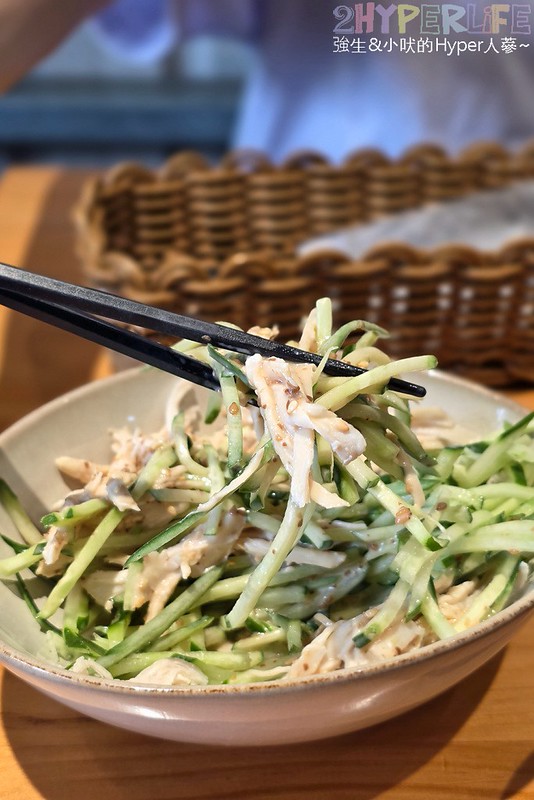 伴伴麵堂│台中黎明新村人氣麵店，主打開胃湘味麵食！必點微辣燒椒三寶拌麵與綿密瘋狂洋芋泥，飯後再來碗甜香的孃孃冰粉。想吃建議開店11:30就卡位！ @強生與小吠的Hyper人蔘~