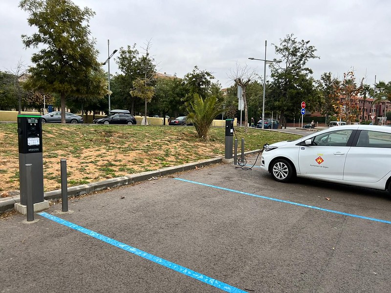 Sitges comença les obres per instal·lar tres noves estacions de recàrrega per a vehicles elèctrics