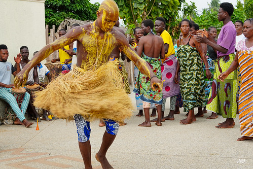 Spinning raffia dancer at Kokou