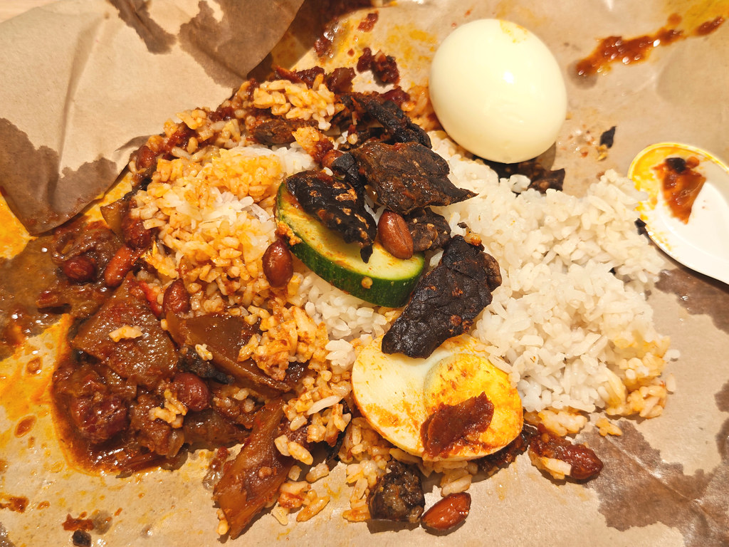 馬來椰漿飯配蘇東和炸牛肺 Nasi Lemak w/Sotong & Paru rm$10 @ Nasi Lemak stall in front of Sushi Hiro USJ10