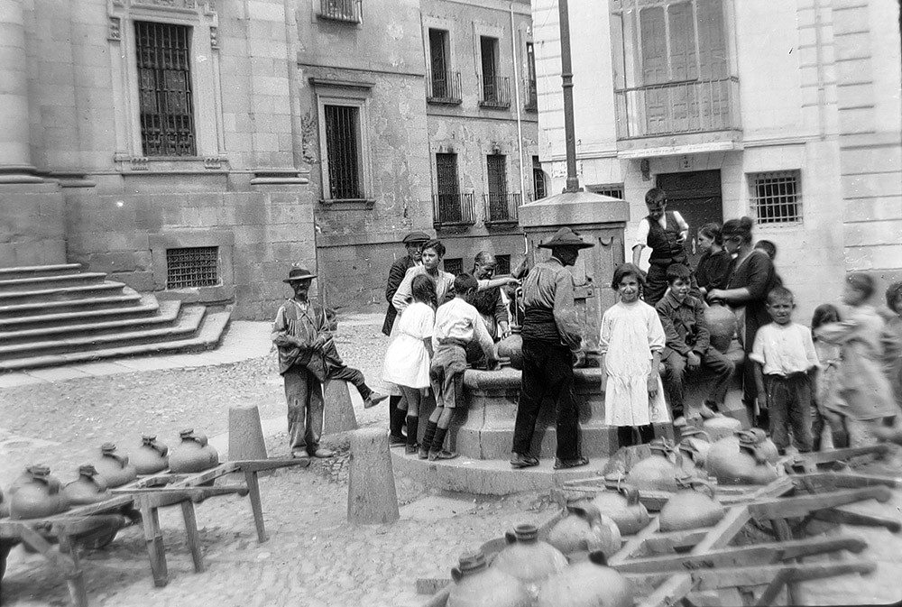 Fuente en la plaza del Padre Juan de Mariana hacia 1920. Fotografía de los británicos Charles y Henry Thomas. Colección de José Lucas Segarra.
