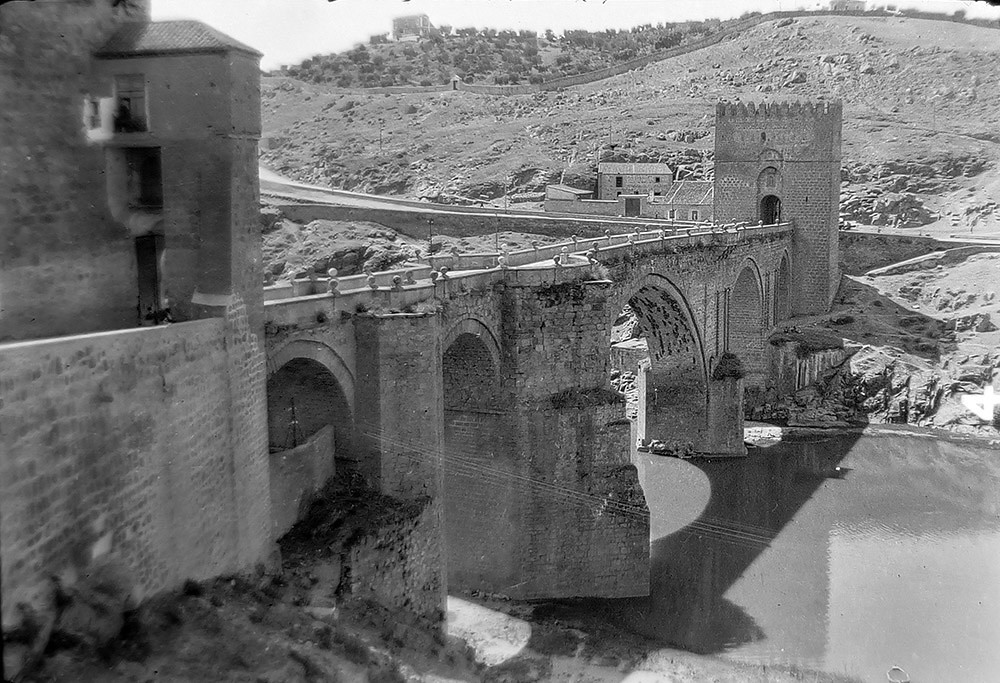 Puente de San Martín en Toledo hacia 1920. Fotografía de los británicos Charles y Henry Thomas. Colección de José Lucas Segarra.