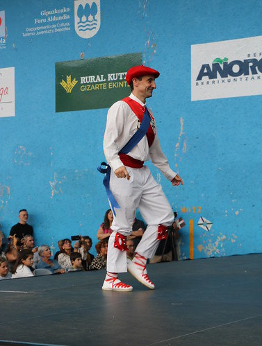 Añorgako Arkaitz dantza taldearen mendeurreneko ekitaldia. (Argazkia: Asier Gonzalez de San Pedro)
