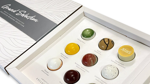 logozott bonbon a szettben