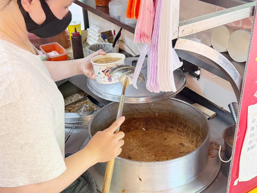 [新北鶯歌]阿文古早味大腸麵線|鶯歌火車站美食這裡吃~銅板價就能吃到滷大腸鋪滿滿的台式小吃．一天兩個營業地點都吃得到 @VIVIYU小世界