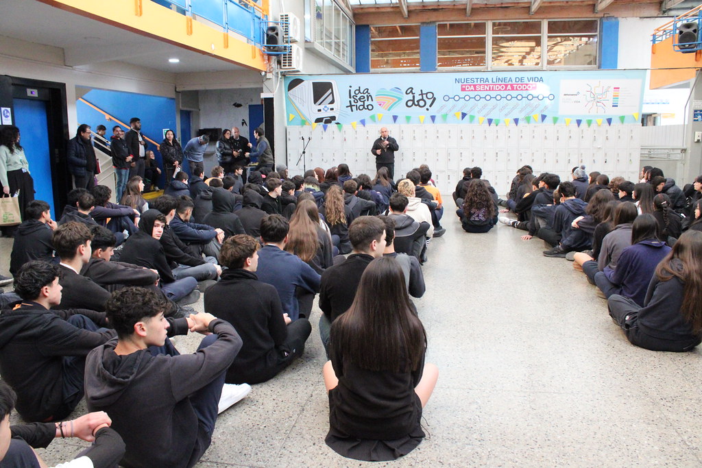 Estudiantes de intercambio son recibidos por sus compañeros de ciclo_Septiembre2026