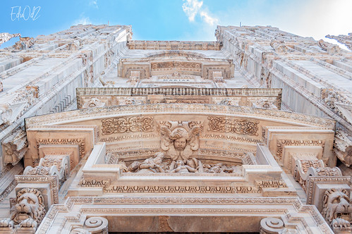 Duomo xehetasunez beteta.