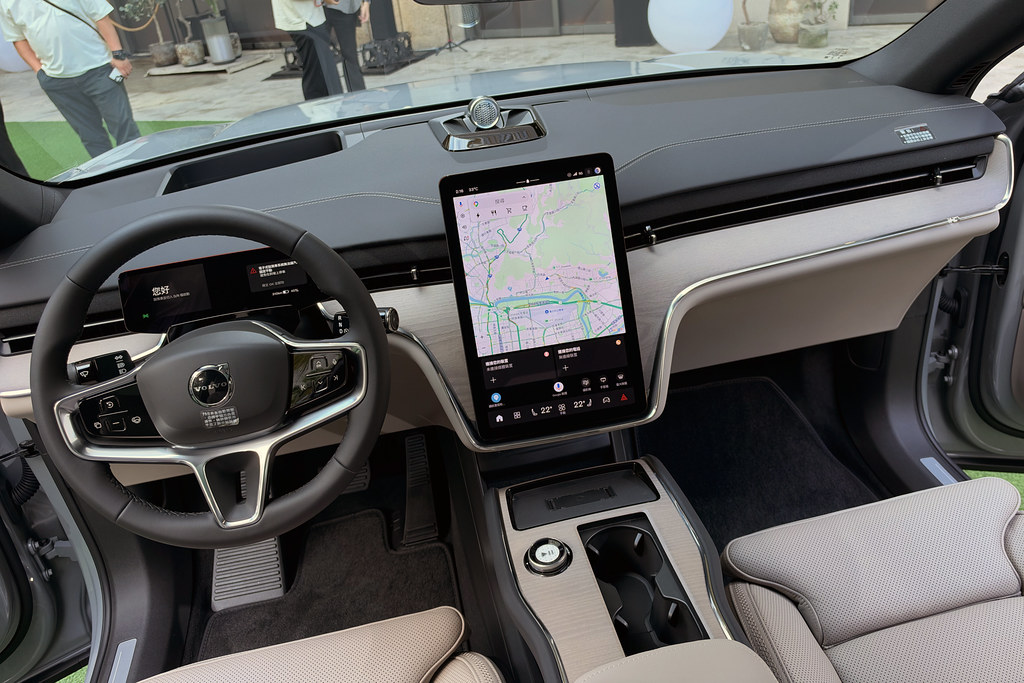 Volvo EX90純電旗艦295萬起在台上市!首月入主Plus車型享3萬升級「雙前座冷熱通風座椅」 10 Volvo 260930-8