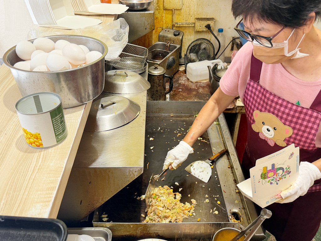[桃園美食]美而香早餐店|在地三十多年被早餐擔誤的鐵板炒飯店~每天限量營業5小時．蔬菜蛋餅也大推! @VIVIYU小世界
