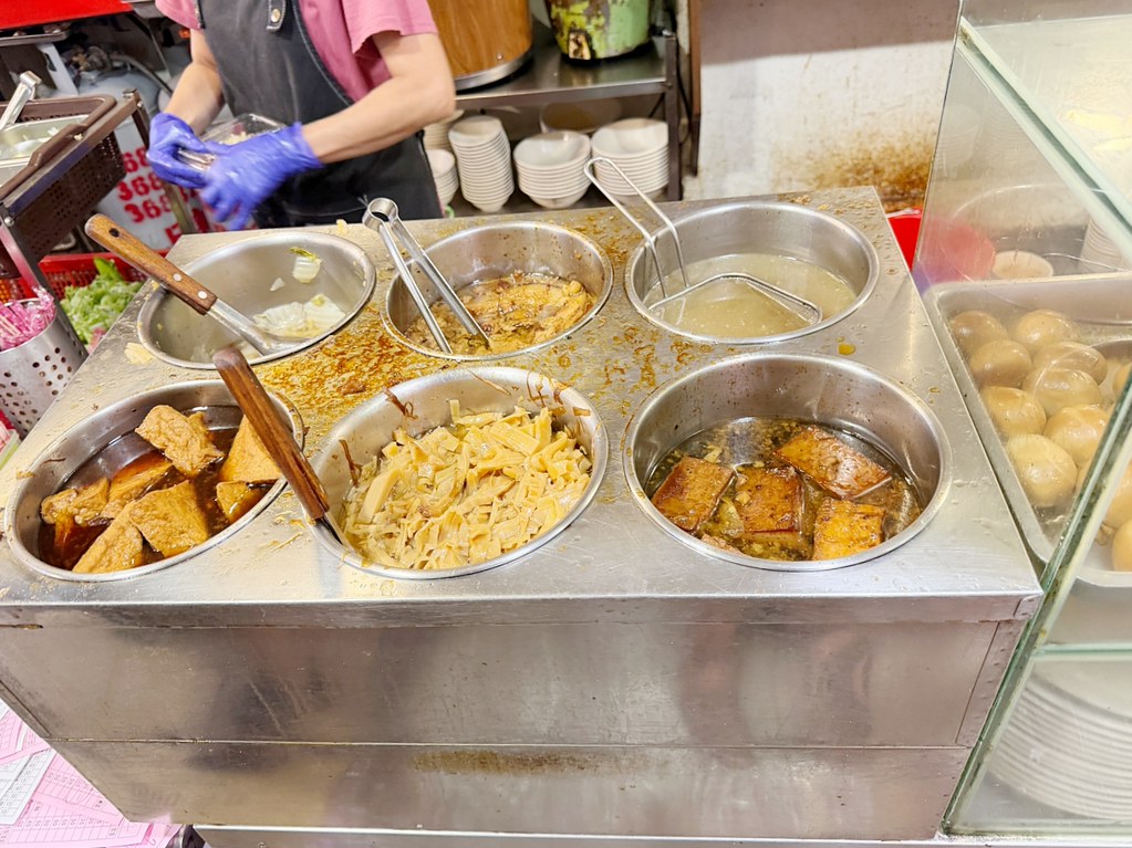 [八德美食]邱媽媽小吃|八德三元宮前．在地人吃了多年的古早味麵店~平日限定的傳統麵食 @VIVIYU小世界