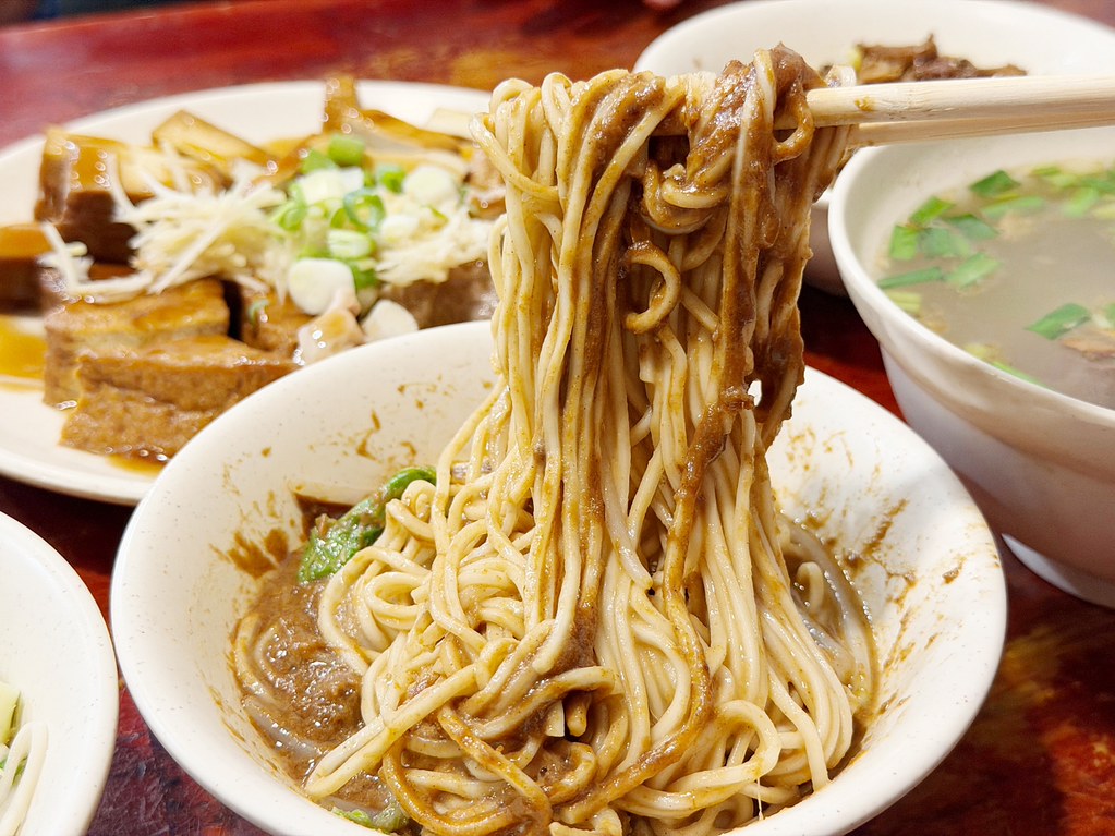 [八德美食]邱媽媽小吃|八德三元宮前．在地人吃了多年的古早味麵店~平日限定的傳統麵食 @VIVIYU小世界