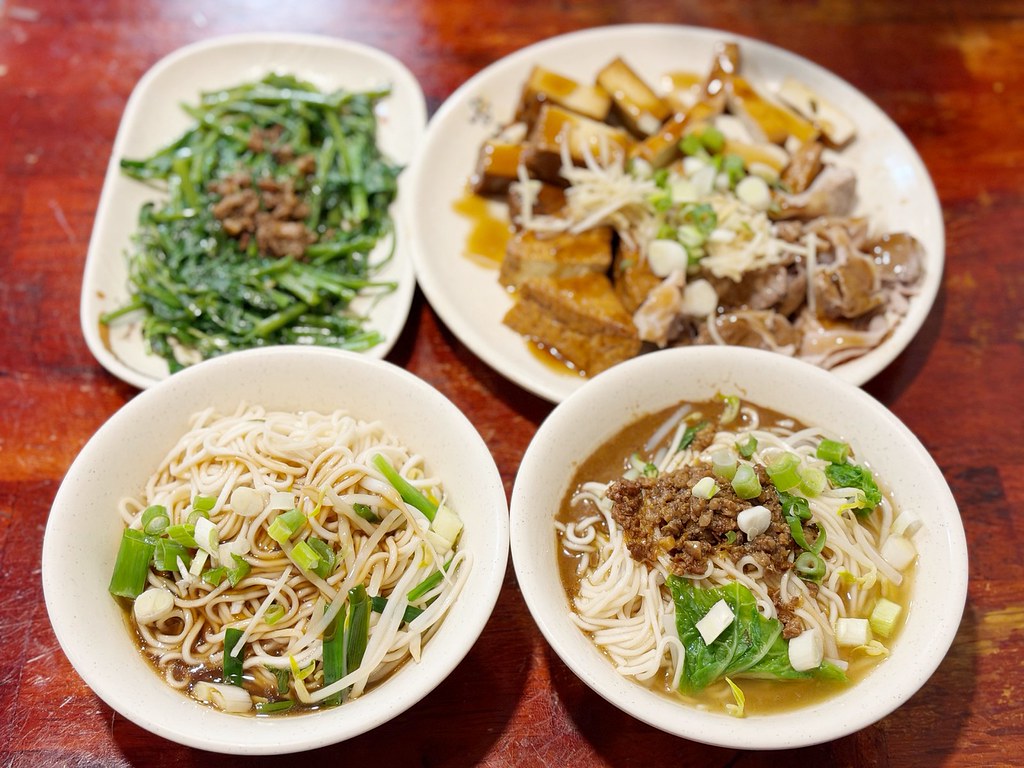 [八德美食]邱媽媽小吃|八德三元宮前．在地人吃了多年的古早味麵店~平日限定的傳統麵食 @VIVIYU小世界