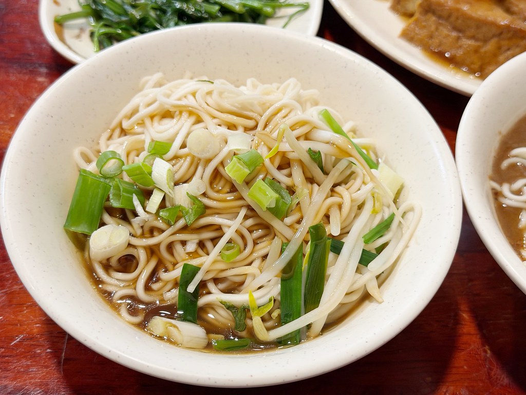 [八德美食]邱媽媽小吃|八德三元宮前．在地人吃了多年的古早味麵店~平日限定的傳統麵食 @VIVIYU小世界
