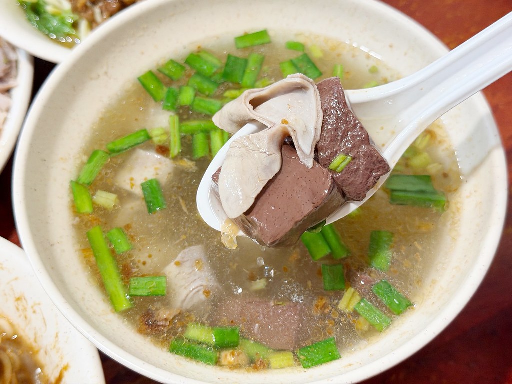 [八德美食]邱媽媽小吃|八德三元宮前．在地人吃了多年的古早味麵店~平日限定的傳統麵食 @VIVIYU小世界