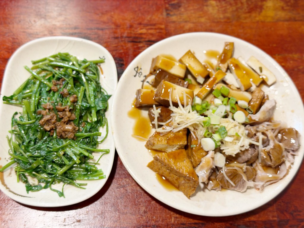 [八德美食]邱媽媽小吃|八德三元宮前．在地人吃了多年的古早味麵店~平日限定的傳統麵食 @VIVIYU小世界