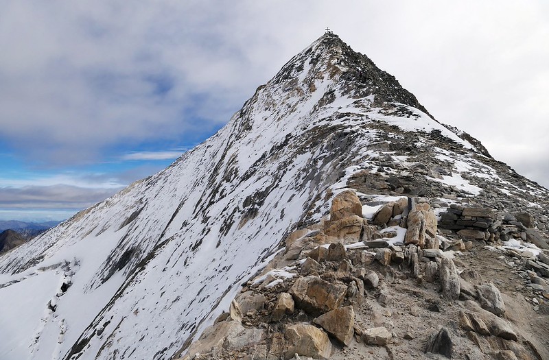 20260913-073W | Rückblick zum Gipfelaufbau des Hochfeilers (3509 m) mit dem Gipfelkreuz. Zillertaler Alpen, 13.09.2026
