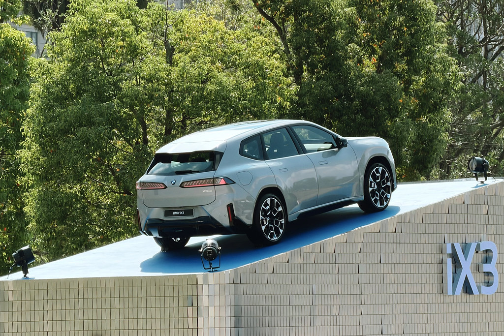 接單已破2千張!BMW iX3強勢開賣、增列Excellence入門版245萬起 10 BMW 261002-35