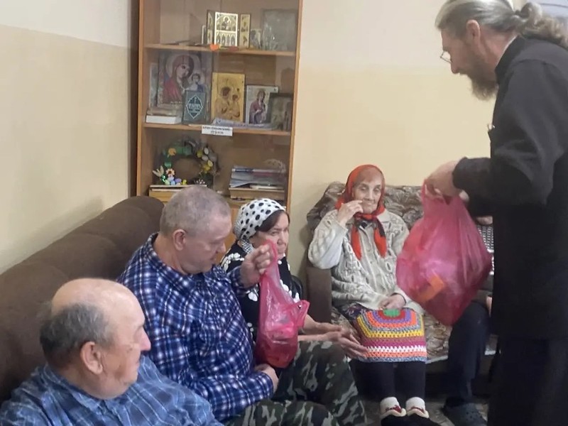 01.10.26. Шаран. В День пожилых людей настоятель Михаило-Архангельского храма с. Шаран посетил дом-интернат для пожилых и инвалидов