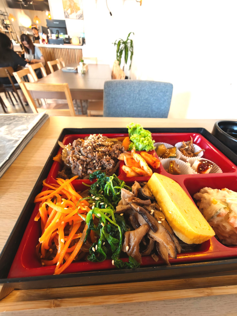 韓式烤牛肉便當 Bul-Gogi(Beef) Dosirak rm$19.50 Upgrade to 韓式炒粉絲 Japchae rm$5 @ Mukó USJ10