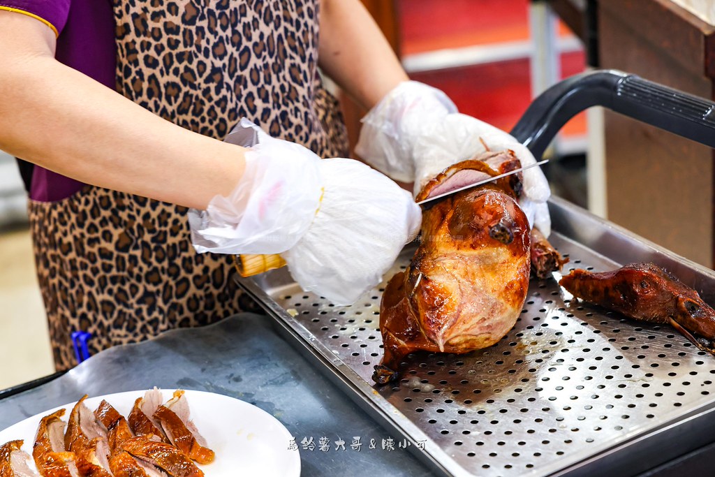 宜蘭美食聚餐餐廳推薦「得意樓餐廳」，是宜蘭市區的老字號江浙菜餐廳，招牌烤鴨推到桌邊處理，光看服務人員片鴨、包鴨捲的過程，就讓人忍不住垂涎三尺，想找宜蘭烤鴨、宜蘭合菜餐廳的人，這間可以先收進口袋名單。得意樓餐廳菜單主打的招牌烤鴨，有烤鴨三吃、四吃等多種吃法，搭配各種江浙料理，餐點選擇還蠻豐富的，而且這裡還有一隻親人的可愛