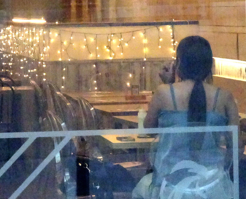 Chica sola en un bar