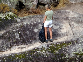 Bénévoles au travail sur le PR3bis (RD Cavu) en photo depuis le PR3