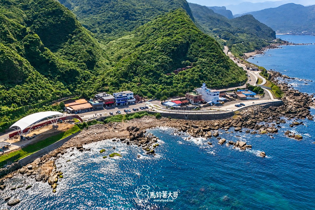基隆火鍋推薦北海岸美食「北海岸自助式石頭火鍋」，這間位在外木山海岸的自助火鍋店，前面就是太平洋遼闊的海景，來外木山除了散步看風景，還可以享用美味的石頭火鍋、海鮮料理，是適合親友聚餐的基隆海鮮餐廳。北海岸自助式石頭火鍋菜單採食材自取、依盤計價，肉片還可以請店家先爆香，再放進鍋裡煮。除了火鍋，也有蒜泥蝦、蒲燒鰻魚等海鮮料理