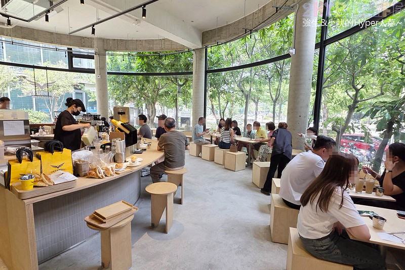 Dreamers Coffee Roasters台中市政店│台中七期出現超美圓形玻璃屋！蔬食早午餐和各式麵包新登場，和Preserve是姐妹店～ @強生與小吠的Hyper人蔘~