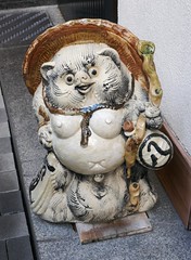 Tanuki porte-bonheur, quartier de Gion, Kyoto, Kansai, Japon.