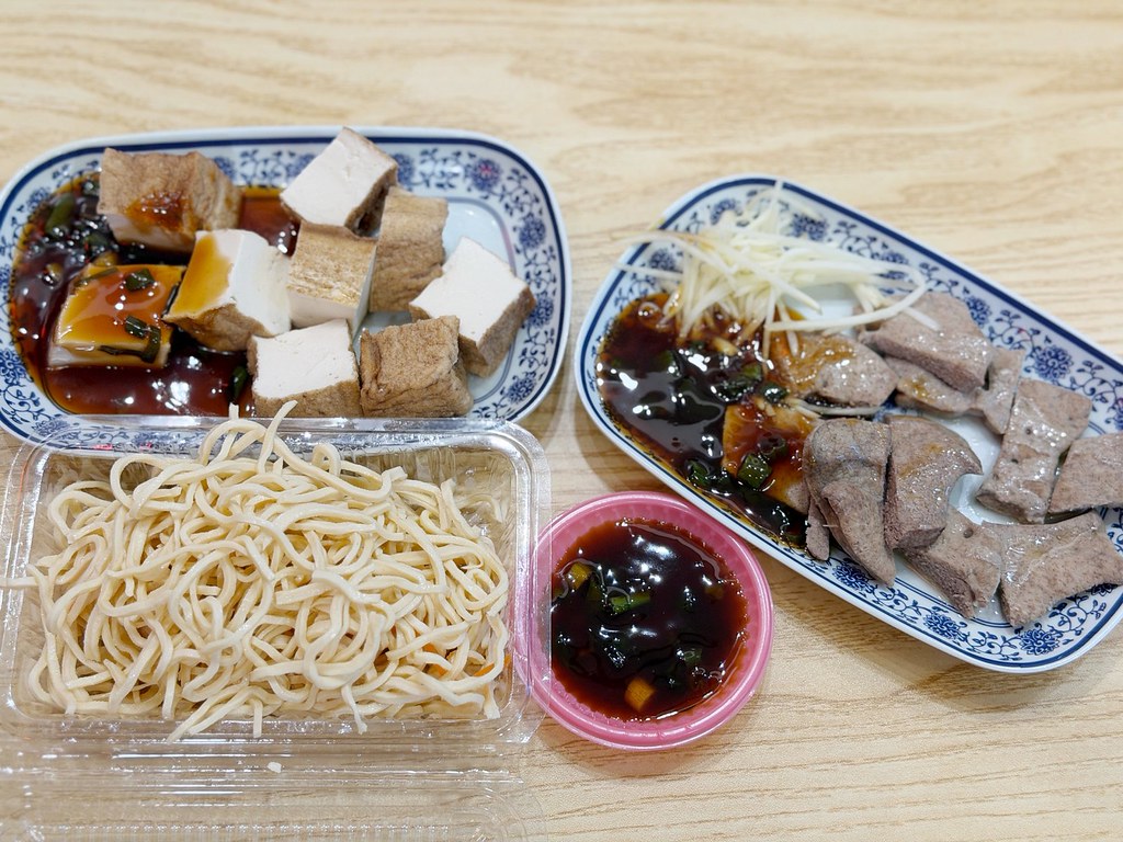 [桃園美食]切麵郎|8小時大骨湯熬出古早味湯頭~推薦溫體肉蛋粄條、粉嫩燙豬肝與秘製手作辣醬 @VIVIYU小世界
