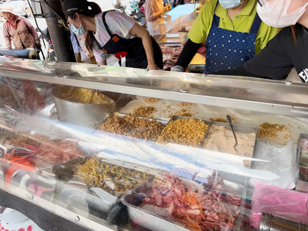 [新北鶯歌]來來現做潤餅|建國路早市銅板美食~35元爆餡古早味潤餅．週三在林口也吃得到呦~ @VIVIYU小世界