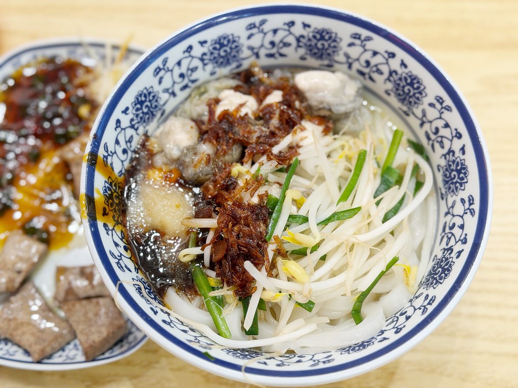 [桃園美食]切麵郎|8小時大骨湯熬出古早味湯頭~推薦溫體肉蛋粄條、粉嫩燙豬肝與秘製手作辣醬 @VIVIYU小世界