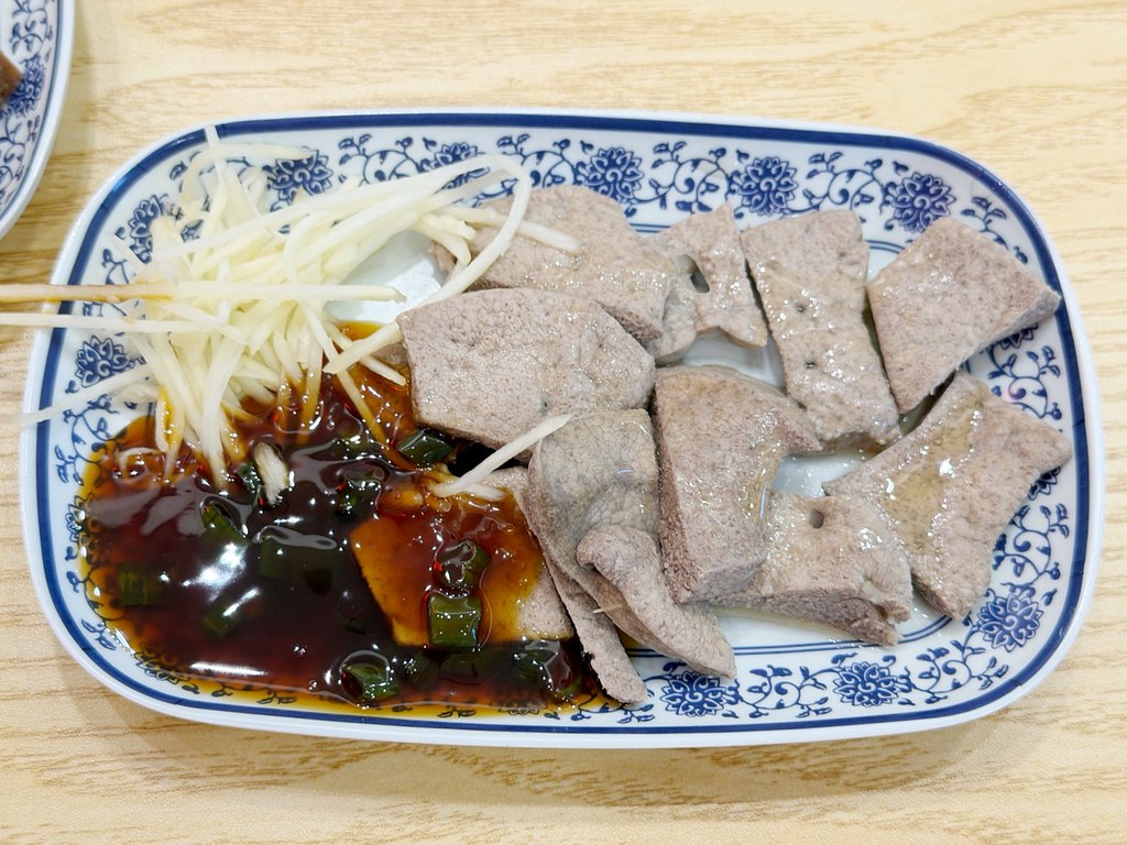 [桃園美食]切麵郎|8小時大骨湯熬出古早味湯頭~推薦溫體肉蛋粄條、粉嫩燙豬肝與秘製手作辣醬 @VIVIYU小世界