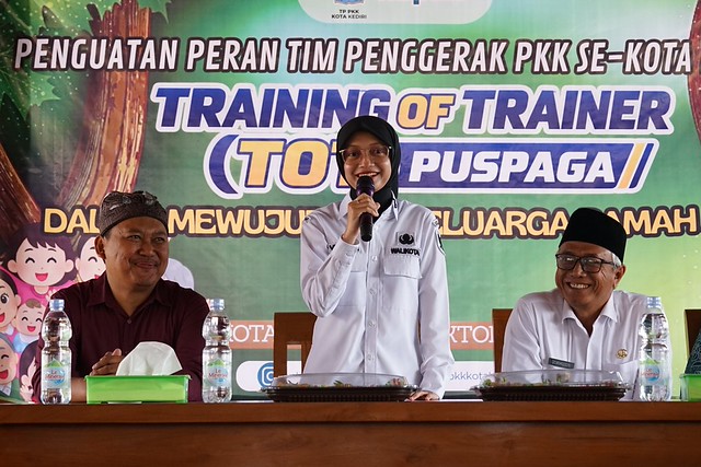 Perkuat Peran TP PKK Wujudkan Keluarga Ramah Anak, Mbak Wali kota kediri vinanda Buka TOT PUSPAGA