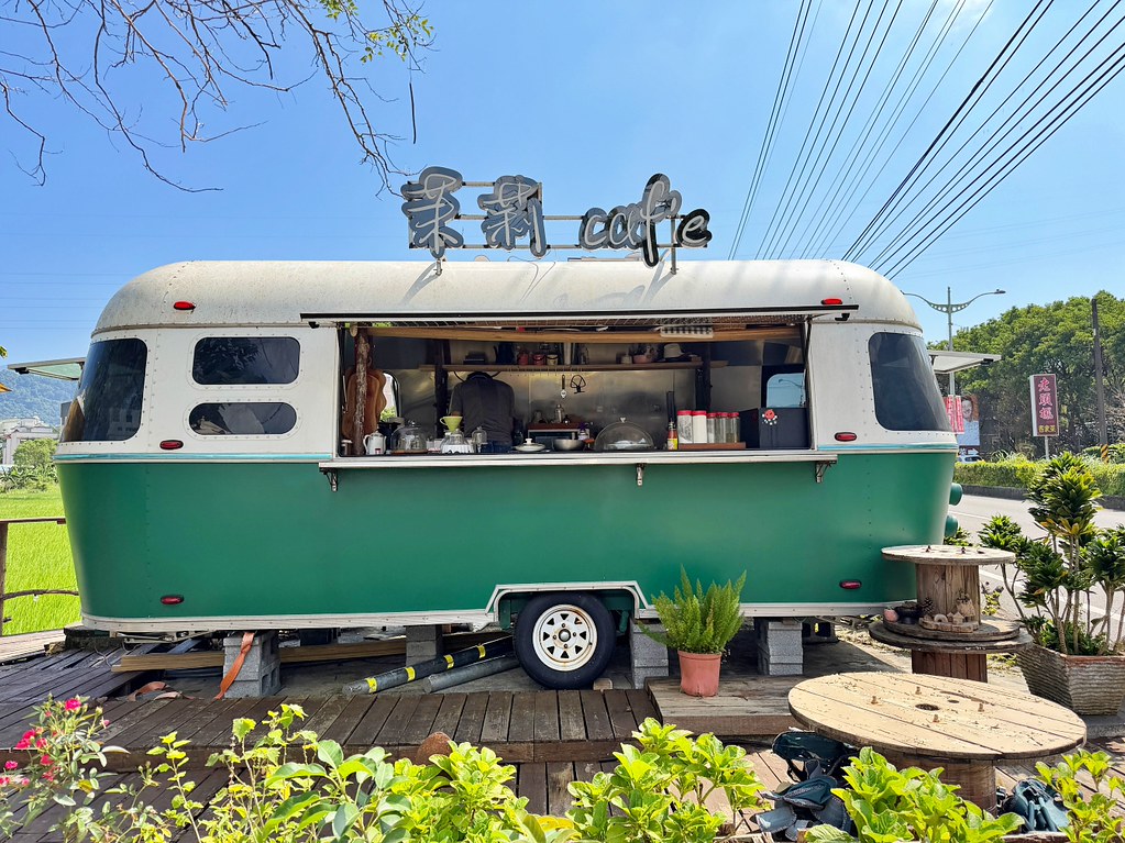 [龍潭美食]茉莉caf&rsquo;e 2館|田野間的復古露營車咖啡館~眼前就是黃金稻浪田園美景．療癒系景觀餐廳 @VIVIYU小世界