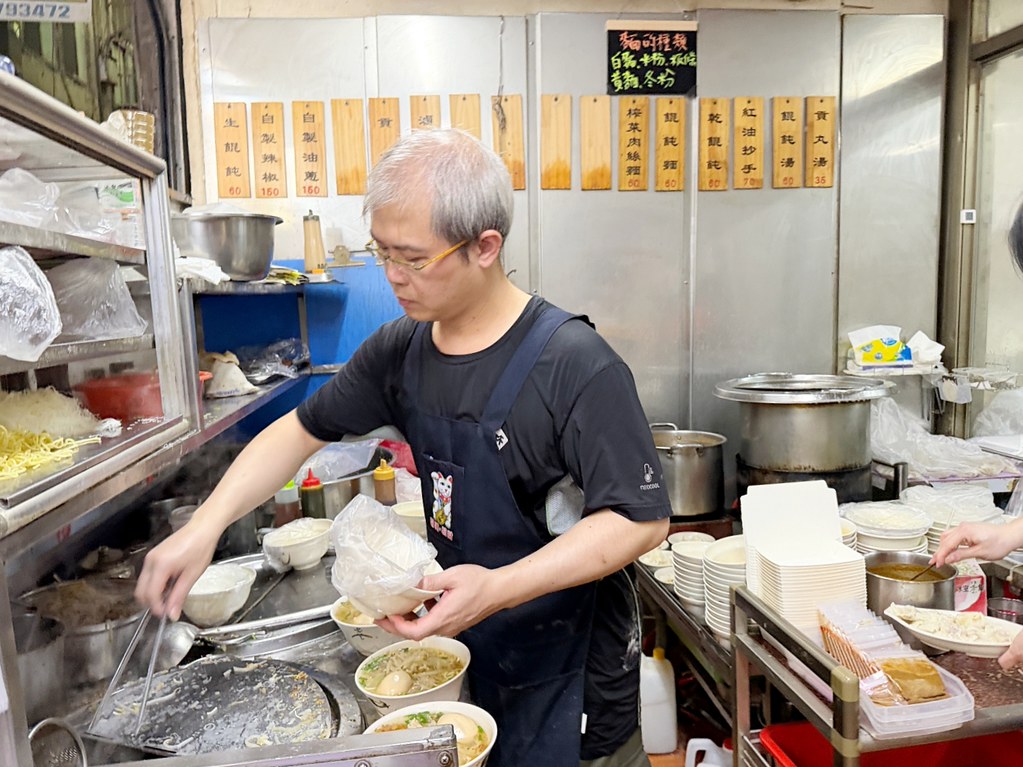 [龍潭美食]龍潭市場餛飩|隱身傳統市場巷弄排隊老店~皮薄餡飽手作餛飩．探索在地市場小吃的日常美味 @VIVIYU小世界