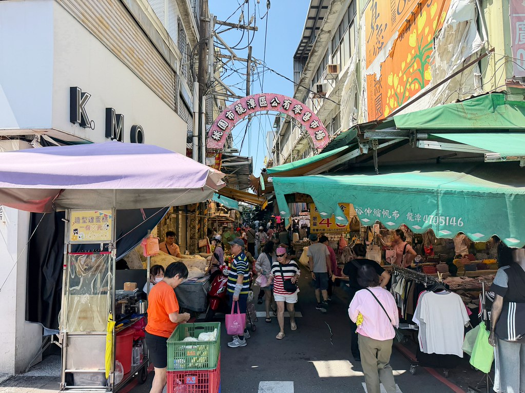 [龍潭美食]龍潭市場餛飩|隱身傳統市場巷弄排隊老店~皮薄餡飽手作餛飩．探索在地市場小吃的日常美味 @VIVIYU小世界