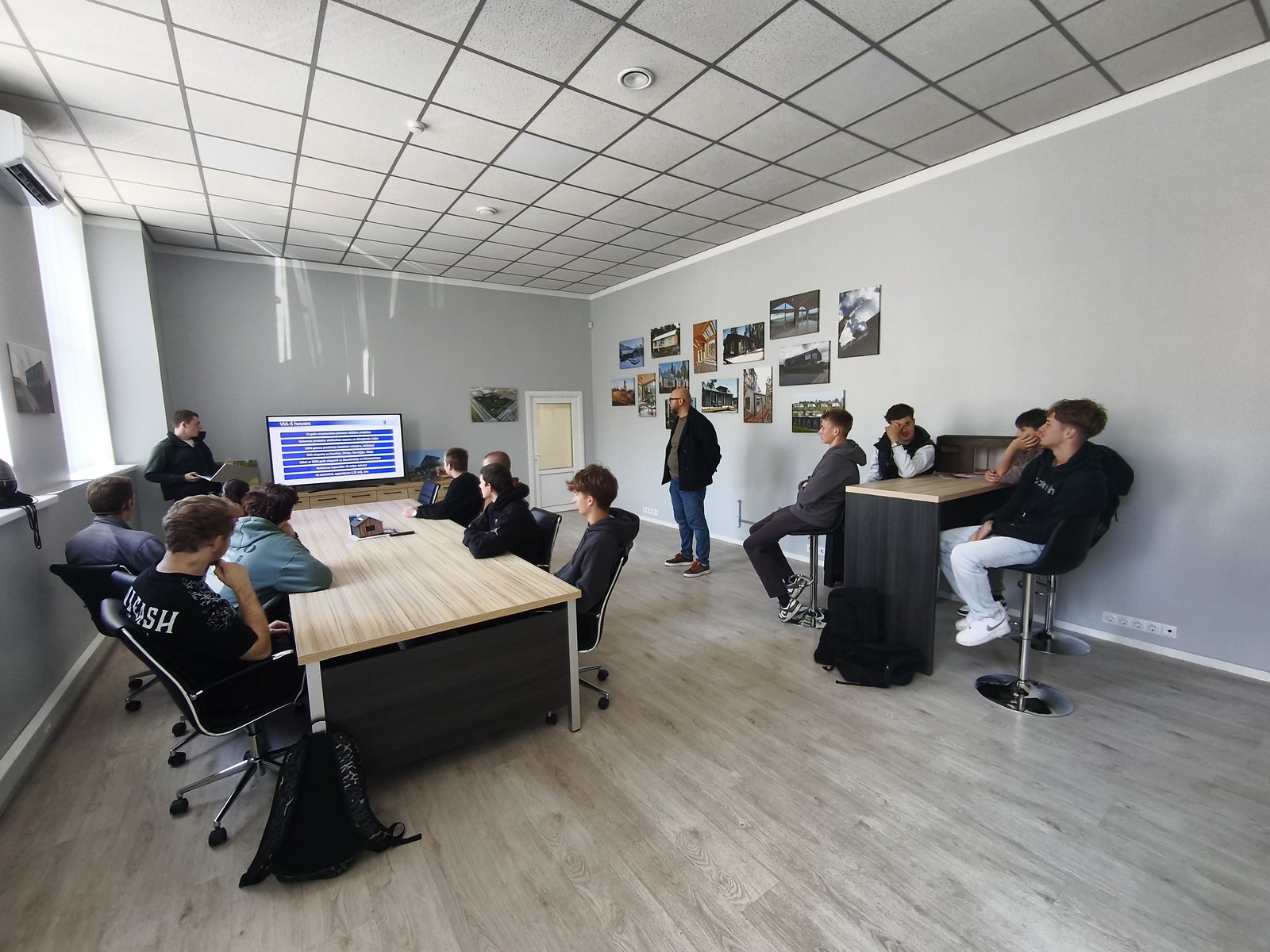 Topošie būvtehniķi iepazīst moduļu māju ražošanu uzņēmumā VIA-S HOUSES