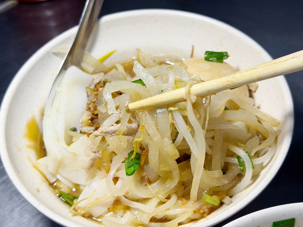 [龍潭美食]龍潭市場餛飩|隱身傳統市場巷弄排隊老店~皮薄餡飽手作餛飩．探索在地市場小吃的日常美味 @VIVIYU小世界