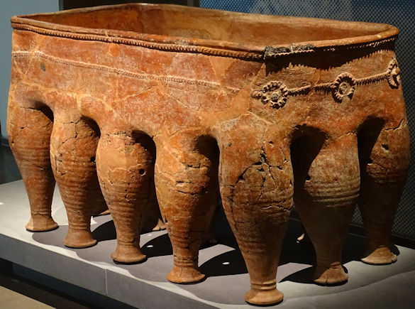 DSC08088 01 ParijsMuseeGuimetSarcophageMégalithiqueSouttoukenyPuducherry200BCERedTerracottaMA997