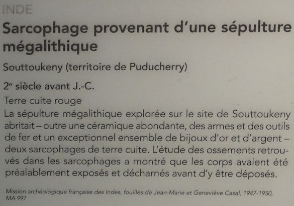 DSC08089ParijsMuseeGuimetSarcophageMégalithiqueSouttoukenyPuducherry200BCE Txt