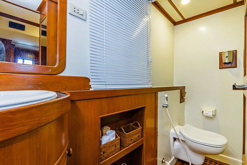 13- Deluxe Cabin Batrhroom