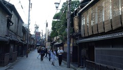 Rue et maisons traditionnelles machiya, quartier de Gion, Kyoto, Kansai, Japon.
