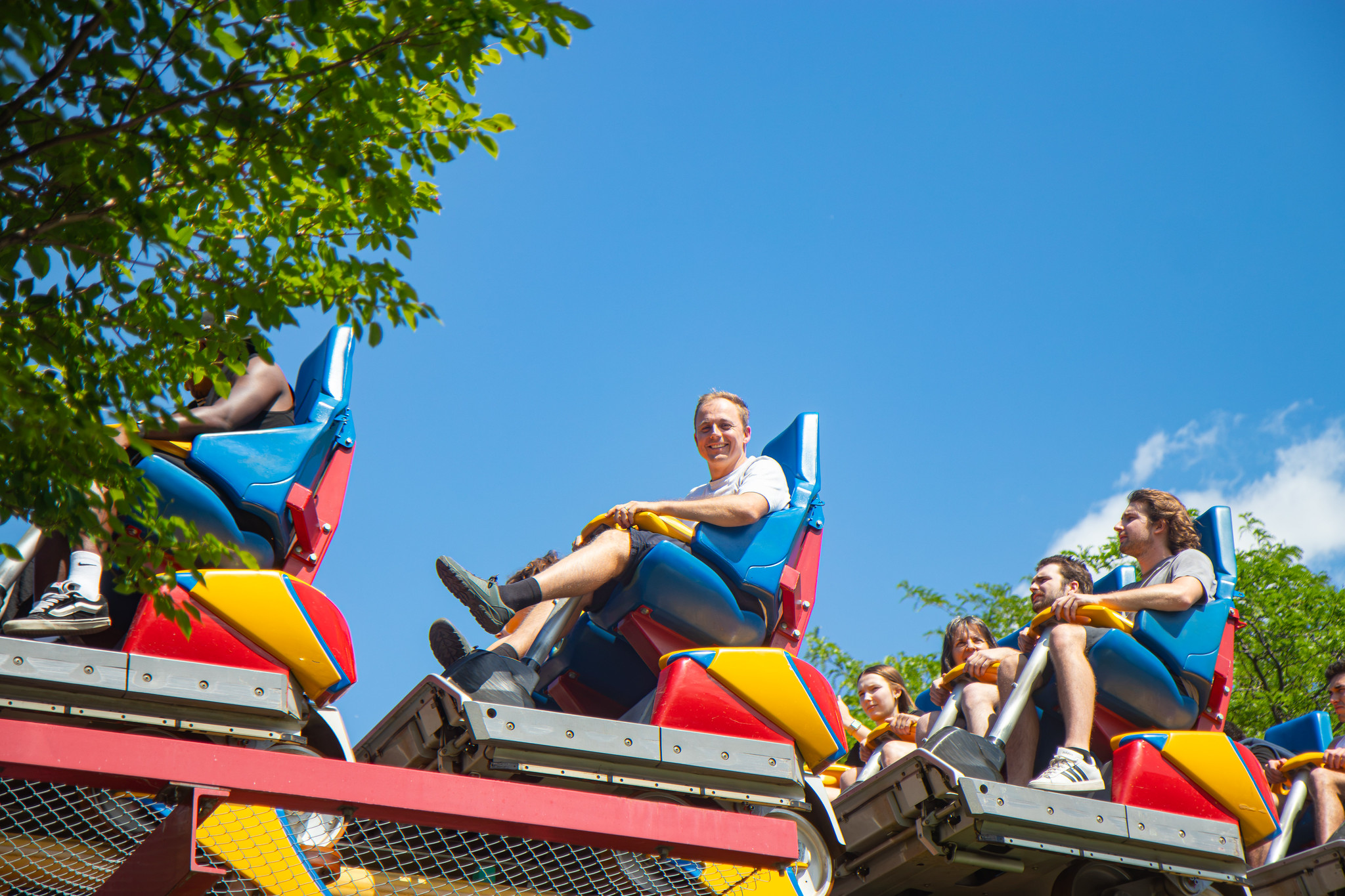 un homme au parc d'attraction La Ronde à Montréal