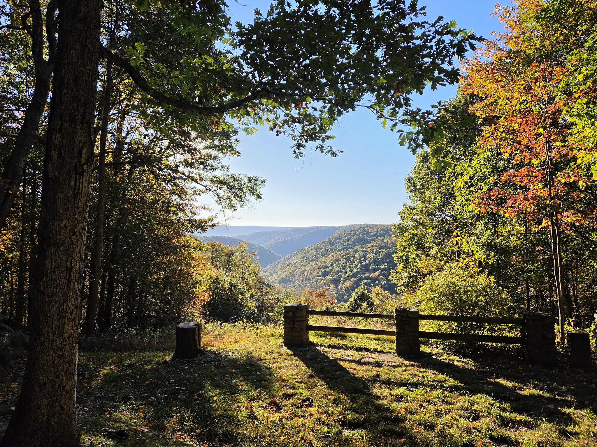 An overlook of a mountain, which shows changing fall foliage. 