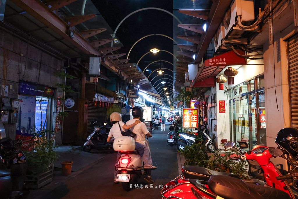 台中火鍋推薦「汕頭牛肉劉」,想在台中車站附近找一間可以跟朋友圍爐聊天的老店,可以把這間藏在中區電子街巷弄裡的沙茶火鍋收進口袋名單。傳統炭火爐搭配沙茶鍋,再加上比臉還大的豆皮,光是這個組合就讓人想揪朋友一起來吃鍋!汕頭牛肉劉菜單以沙茶火鍋搭配各式單點食材為主,喜歡吃肉就多點幾盤,想吃得豐富一點,再搭配蔬菜與火鍋料,大家分